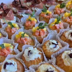 Профитроли с лососем и манго