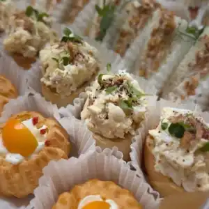 Кростини с куриным салатом