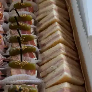Мини сэндвич с ветчиной и сыром