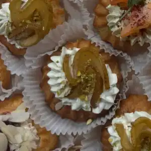 Профитроли с кремом Дор блю и грушей