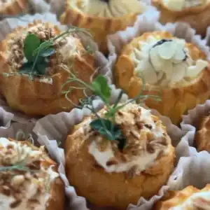 Профитроли с риетом из тунца