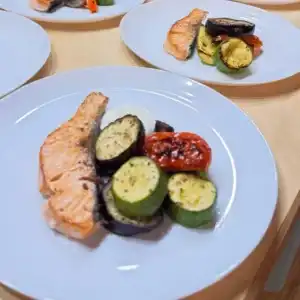 Стейк из лосося с овощами