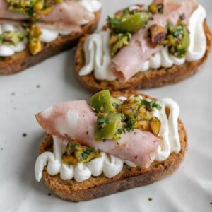 Кростини с Мортаделлой и фисташками