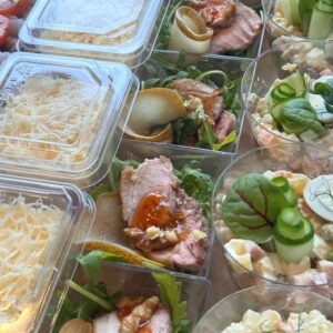Салат зеленый с уткой и грушей